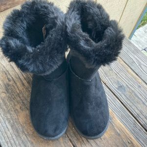 Black fluffy boots